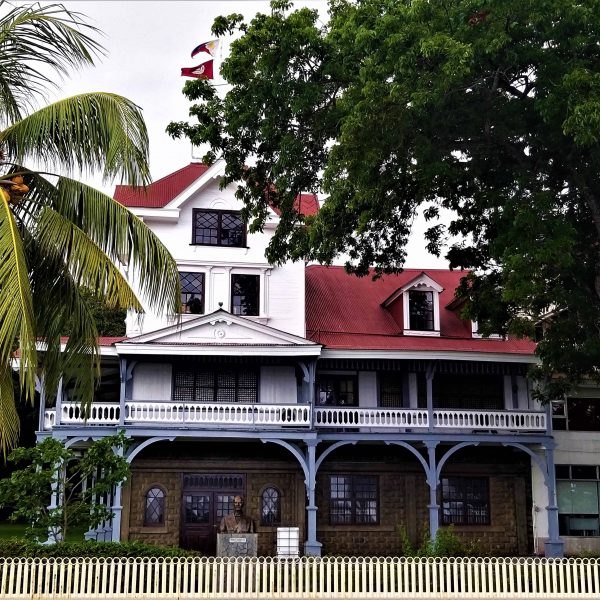 Historisches Haus Dumaguete City mit Denkmal