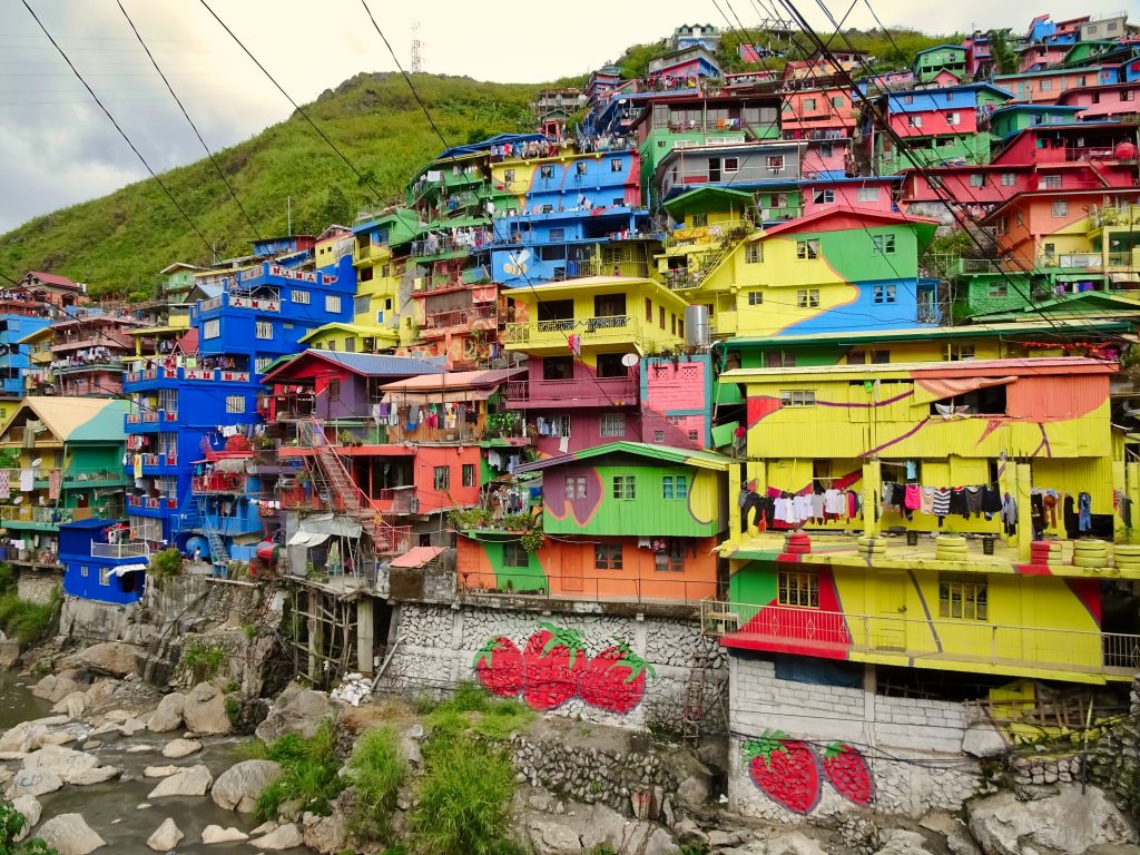 bunte Häuser am hand in baguio The Colors of Stobosa