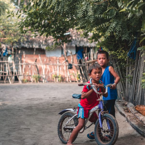 filipino kinder mit fahrrad