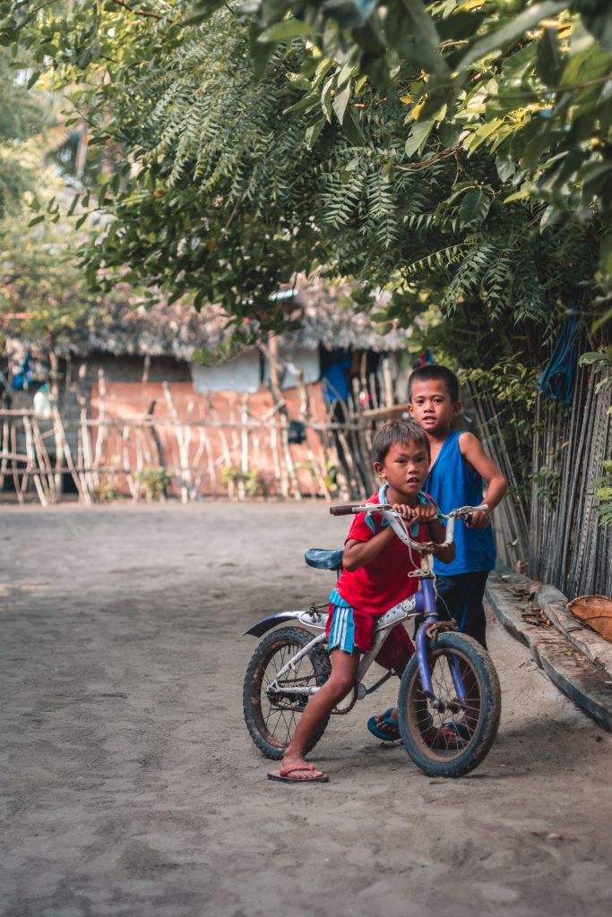 filipino kinder mit fahrrad