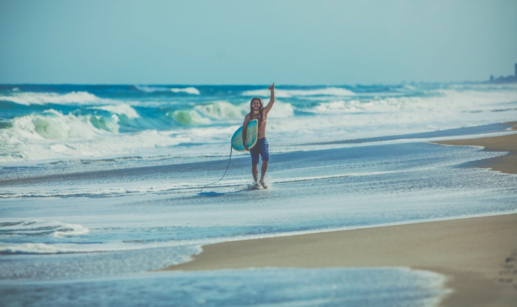 surfer am strand von baler hang loose zeichen