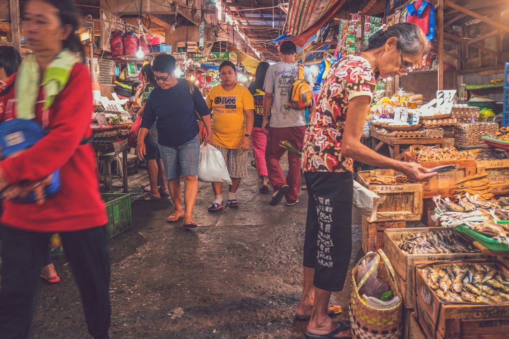 kleine straße auf markt in den philippinen