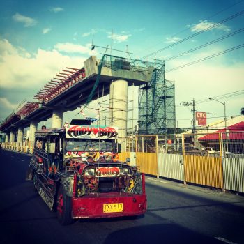 bunter jeepney auf den straßen der philippinen