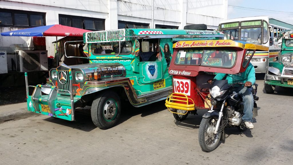 jeepney und tricycle als transportmittel auf den philippinen