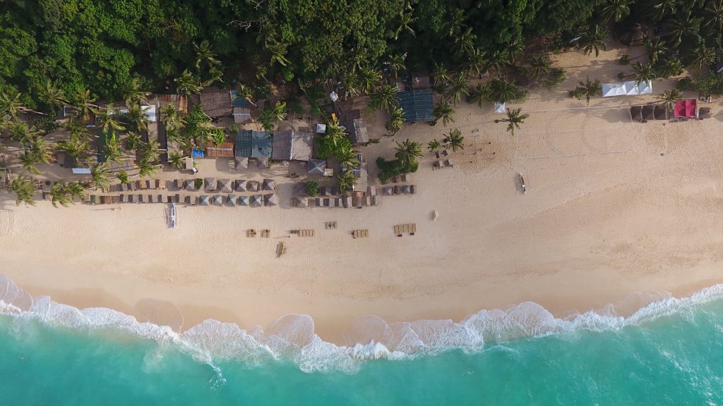 Luftaufnahme vom Puka Shell Beach auf Boracay
