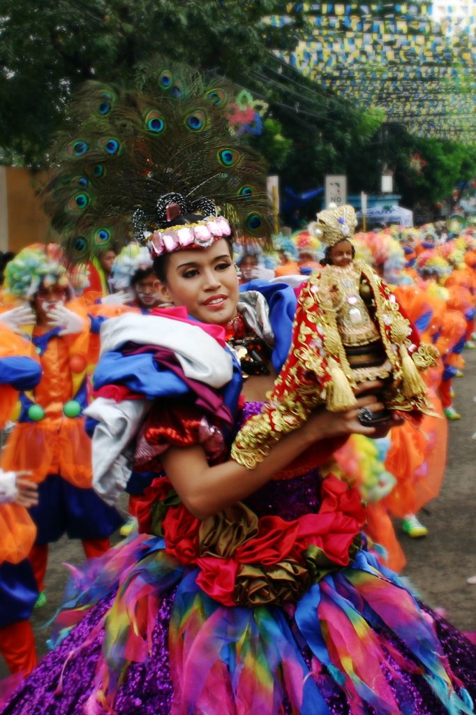 tänzerin beim sinulog kultur festival in cebu