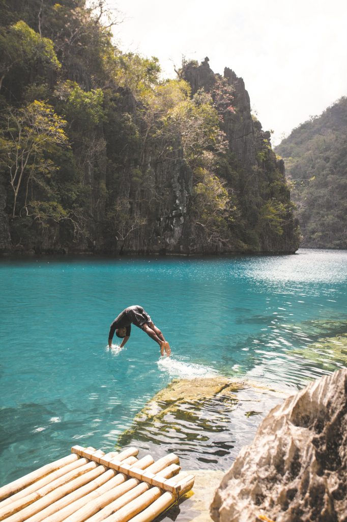 Sprung in den klaren See Kayangan Lake bei Coron - Philippine Department of Tourism- © Francisco Guerrero
