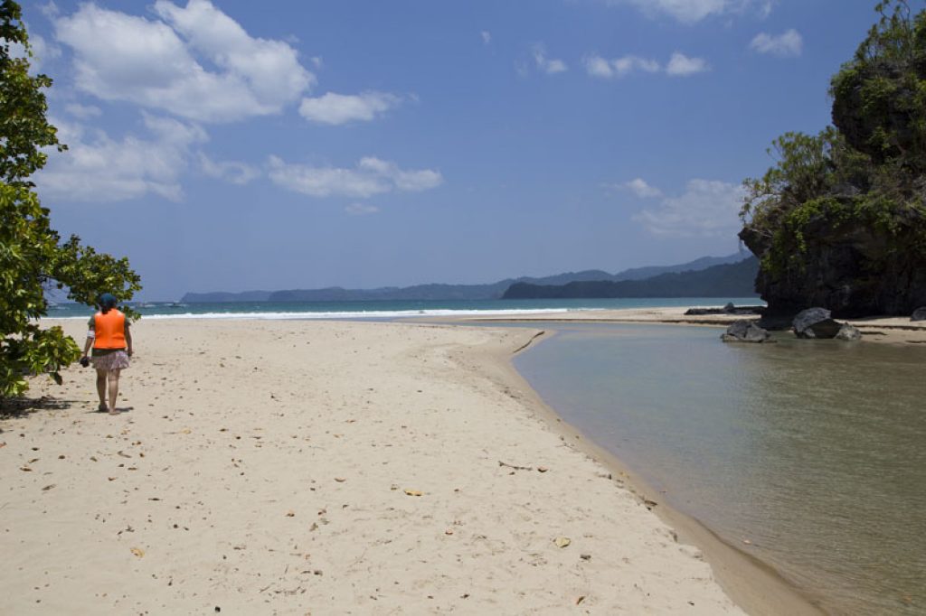 Am Strand bei Sabang ©Philippine Department of Tourism