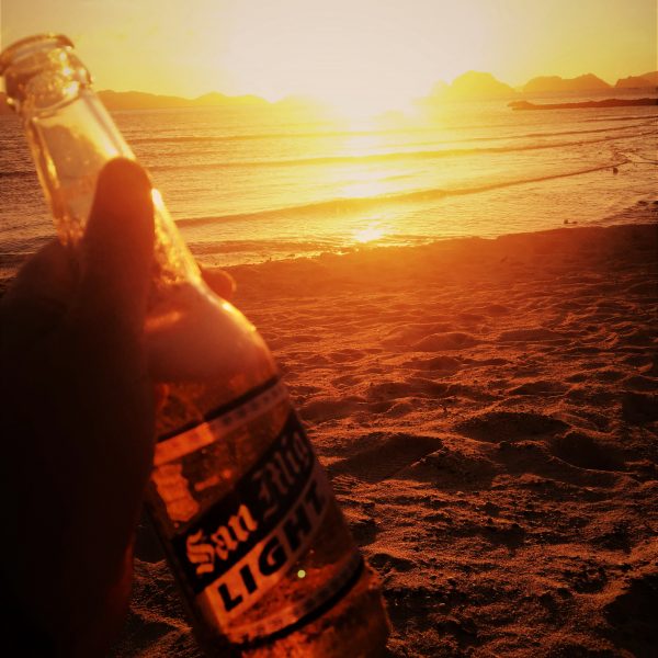 San Miguel Light Bier zum Sonnenuntergang